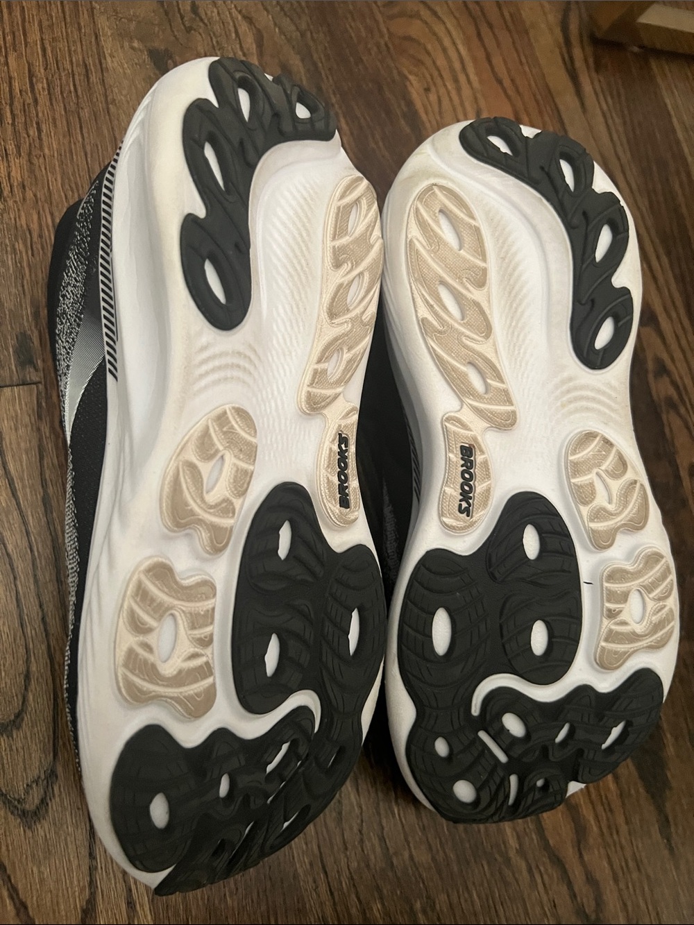 Brooks Adrenaline GTS 25 size 9.5 WIDE black/white/grey - Picture 9 of 10